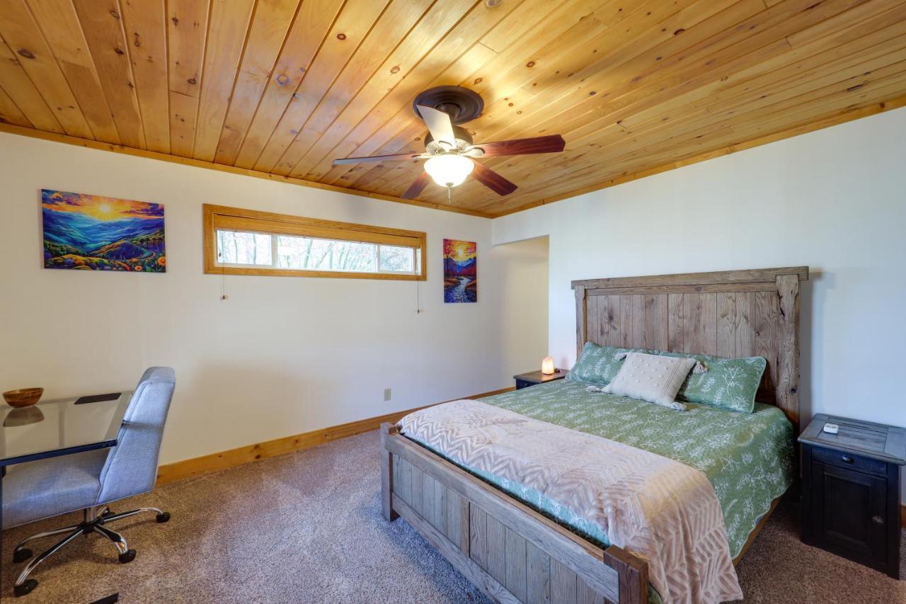 Pet-Friendly Spruce Pine Cabin With Private Fire Pit Bagian luar foto