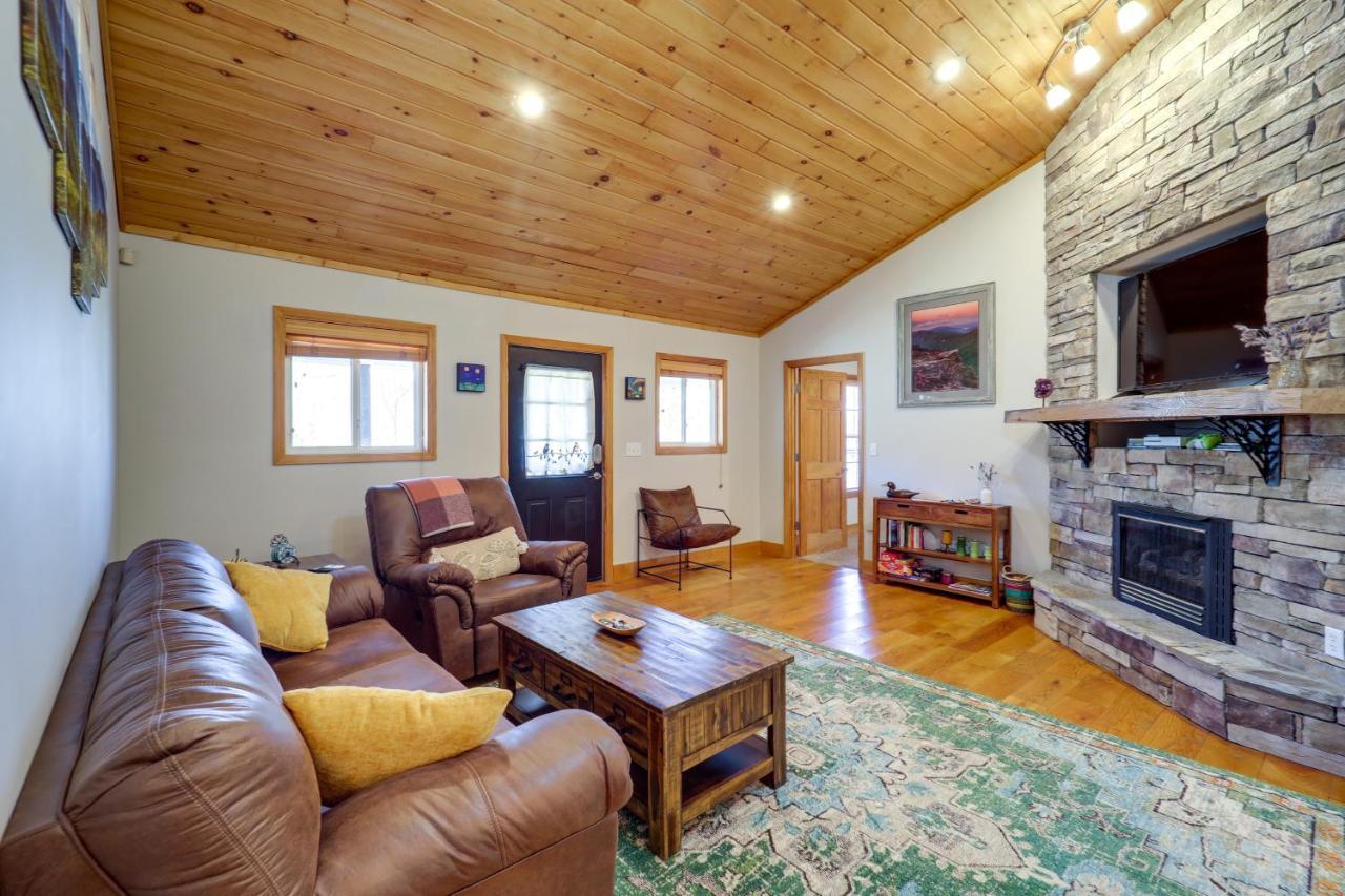 Pet-Friendly Spruce Pine Cabin With Private Fire Pit Bagian luar foto